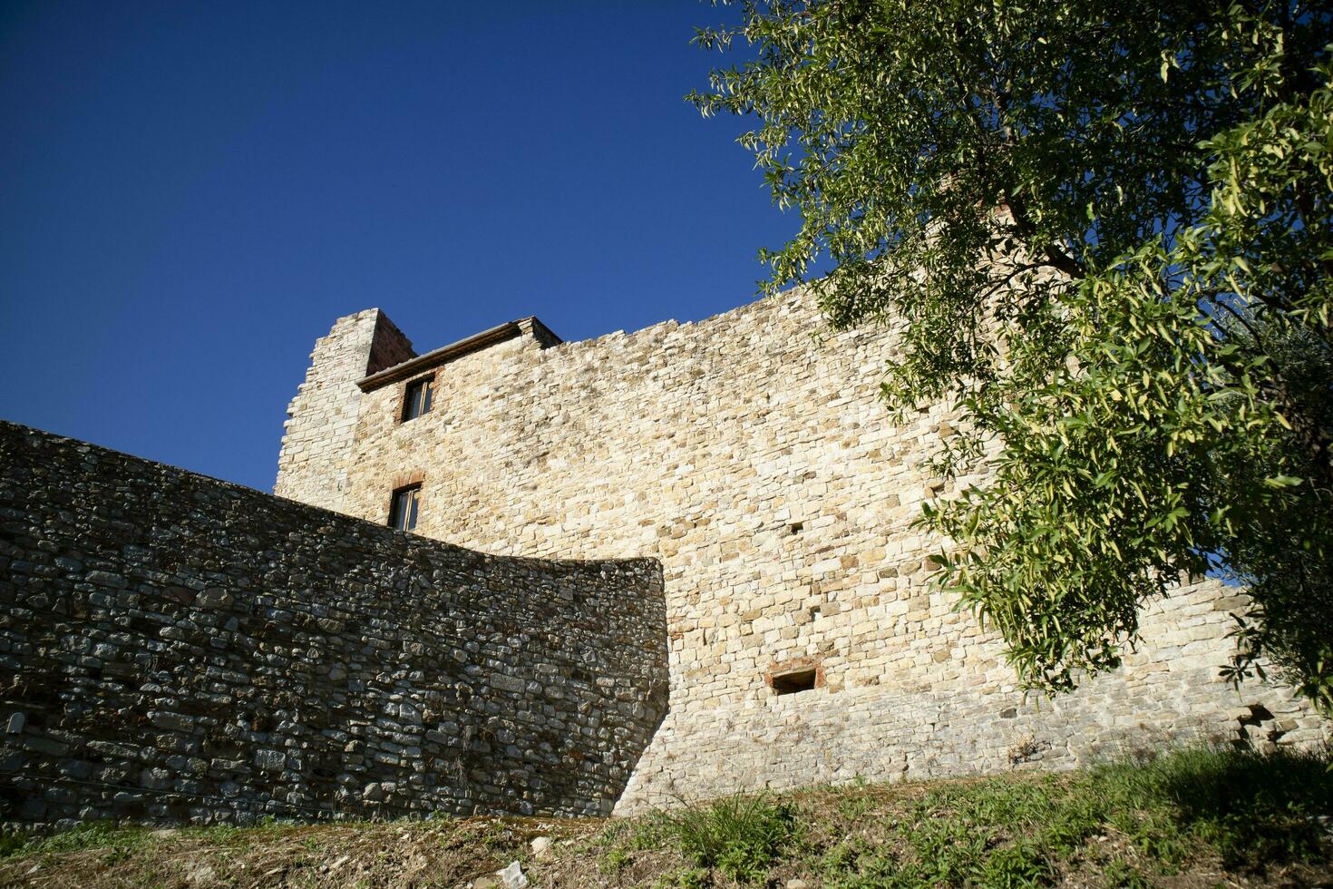 el pequeño fortaleza de suvereto toscana Italia foto