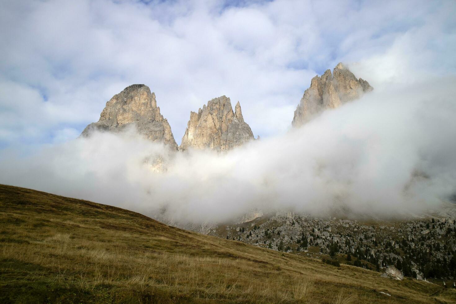 el montañas de el dolomitas grupo ver de el sasso lungo foto