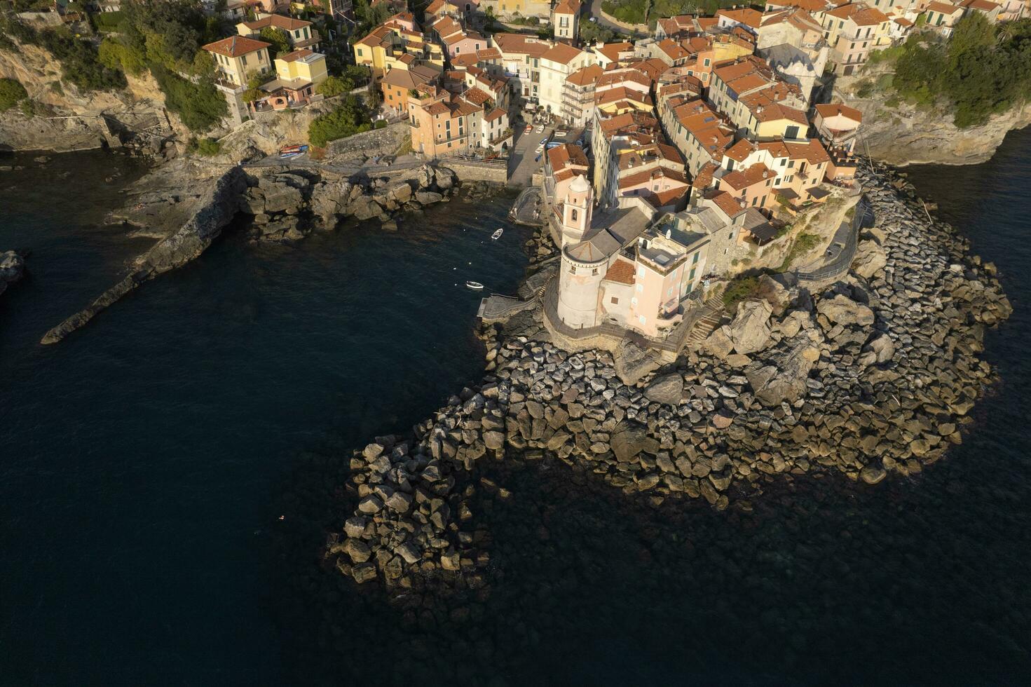 aéreo ver de el ligur pueblo de tellaro foto