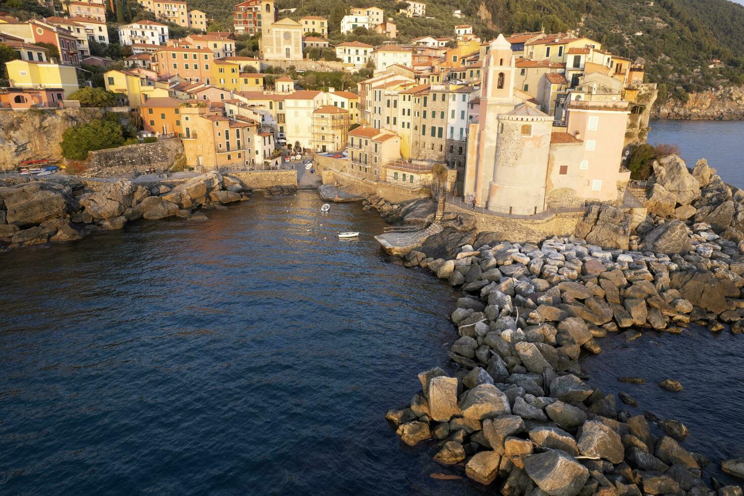 aéreo ver de el ligur pueblo de tellaro foto