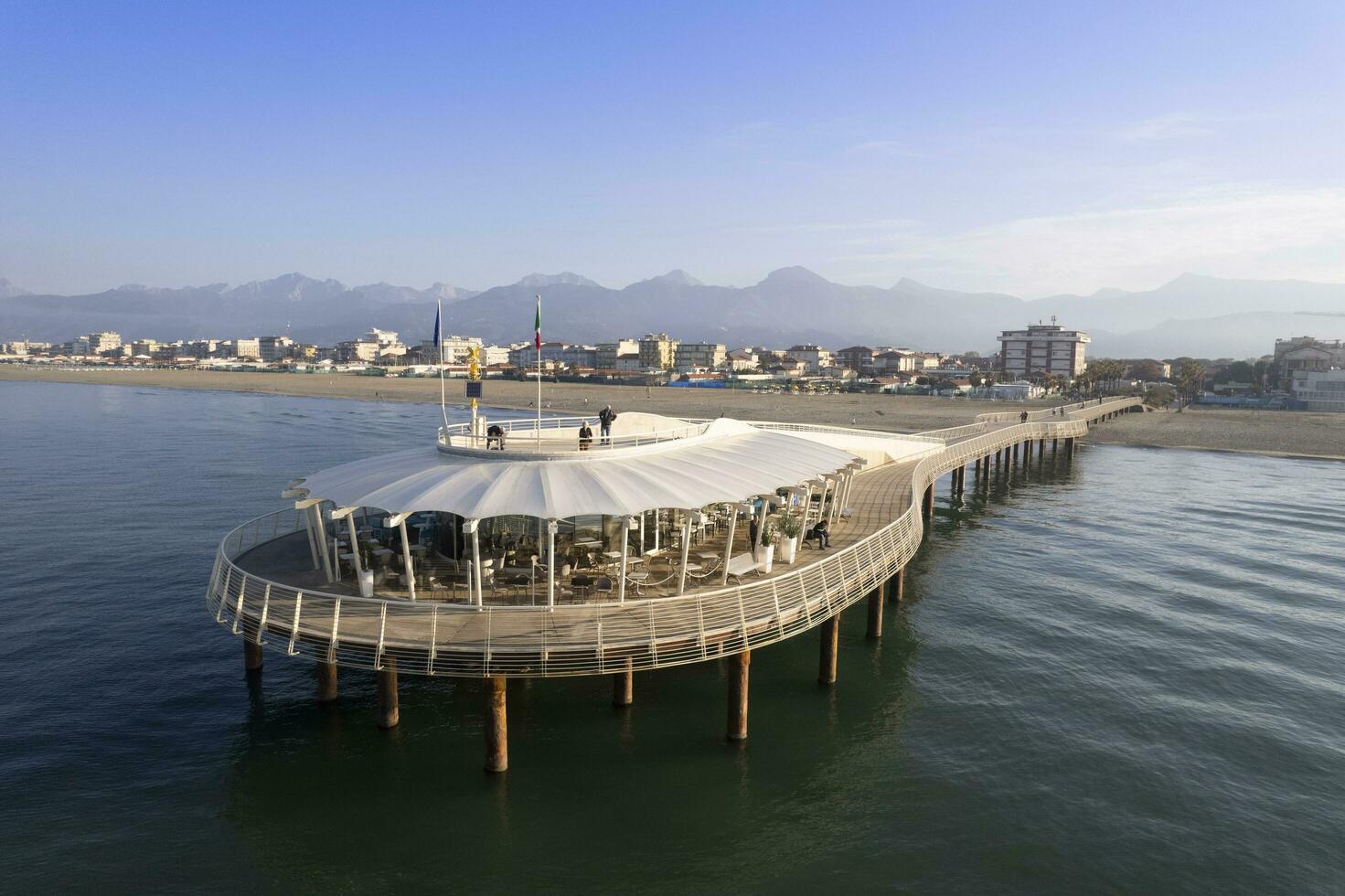 tiempo de día aéreo ver de el muelle en piscina di camaiore toscana Italia foto