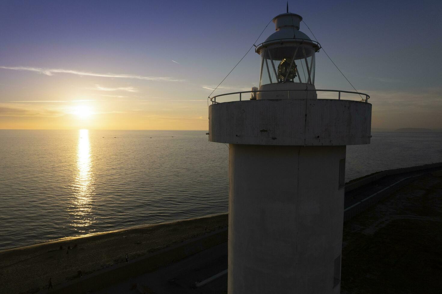 aéreo ver de el faro de viareggio toscana tomado a puesta de sol foto