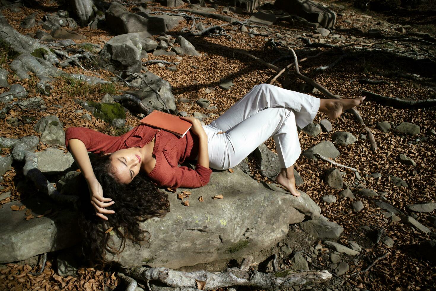 hermosa niña leyendo en el bosque en el otoño hora foto