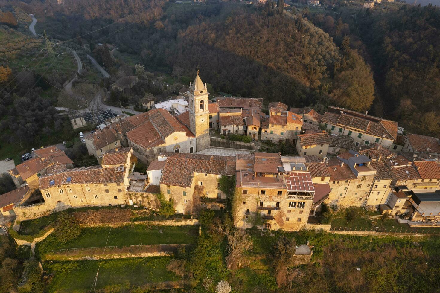 aéreo ver de el pequeño pueblo de Monteggiori versilia foto