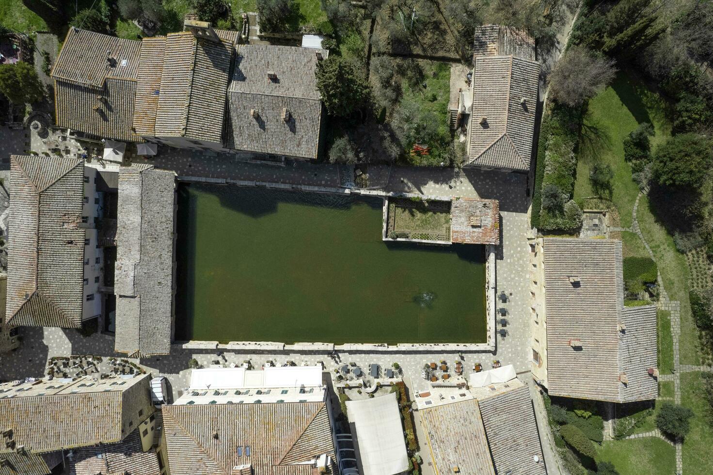 aéreo ver de el antiguo pueblo de bagno vignoni foto