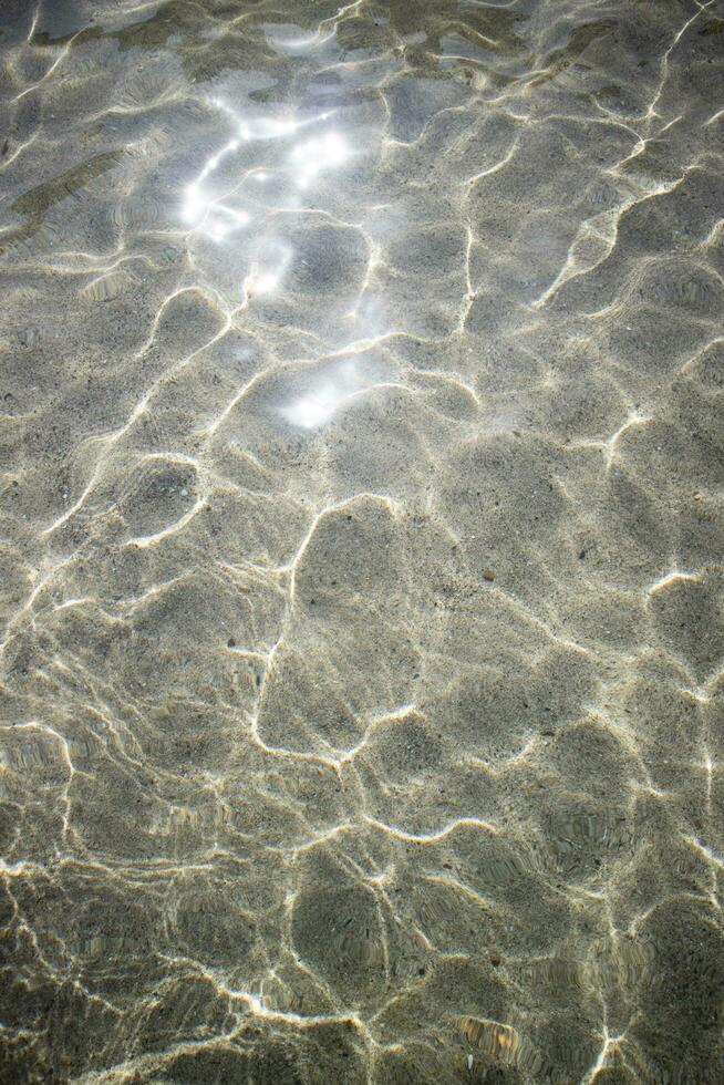 reflexiones de ligero en el olas de el mar foto