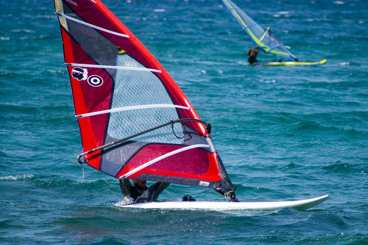 un hombre Windsurfing en el Oceano foto