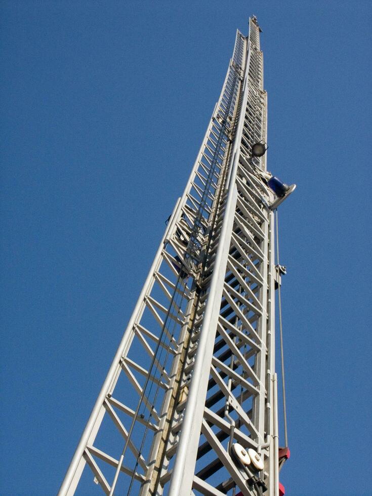 un alto metal torre con un azul cielo en el antecedentes foto