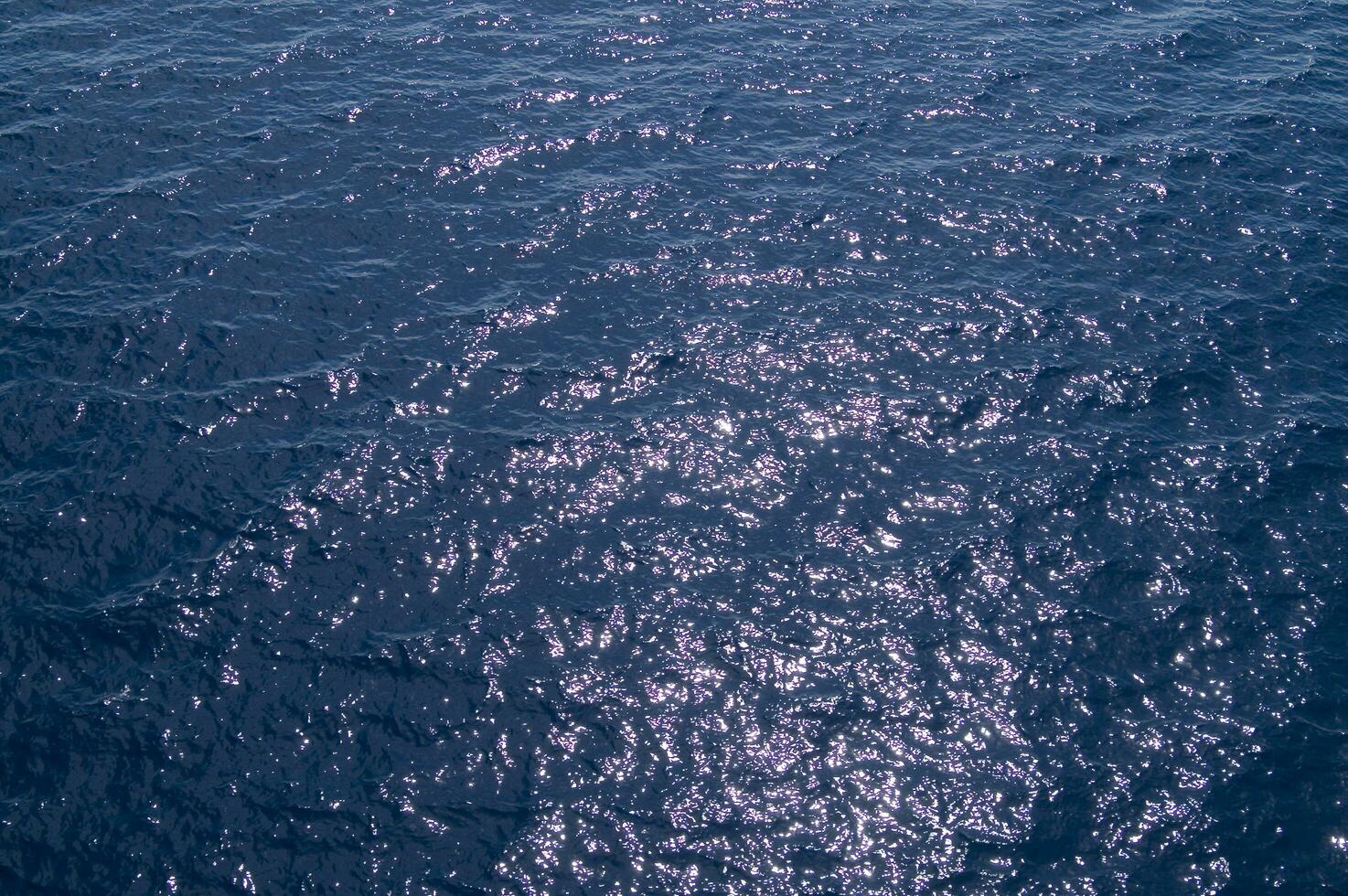 un aéreo ver de el Oceano con un barco en el agua foto