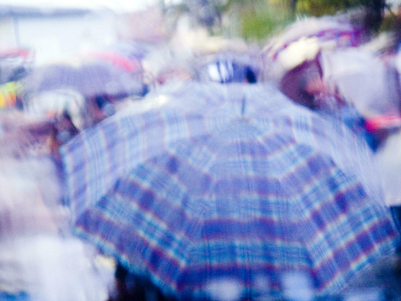 un borroso imagen de un persona participación un paraguas foto