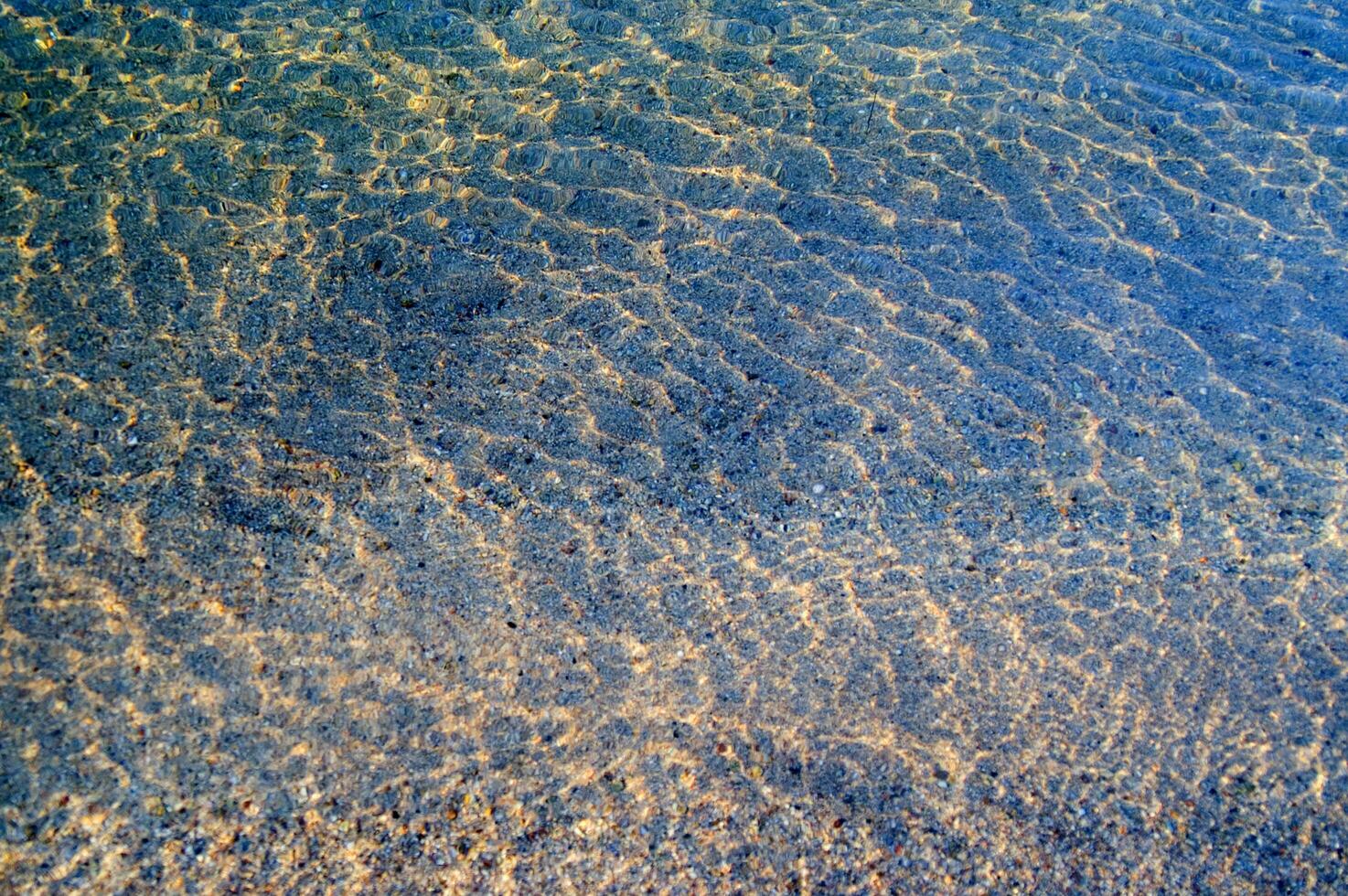 el agua es claro y azul con arena foto