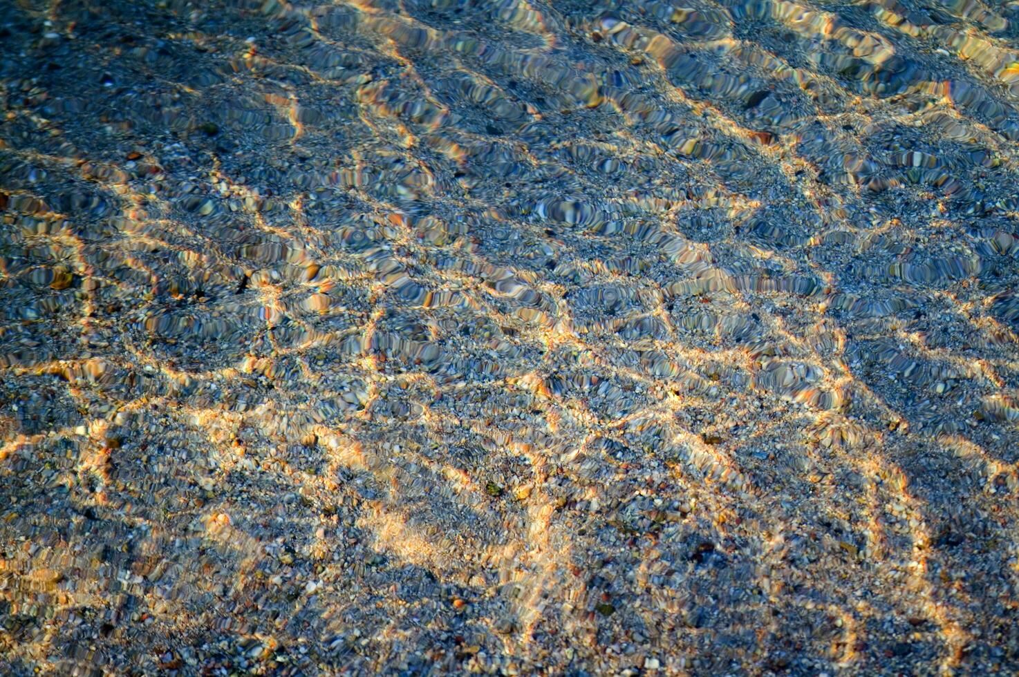 el agua es claro y azul con arena foto