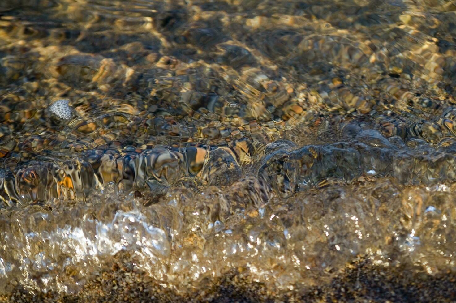 el agua es claro y azul con arena foto