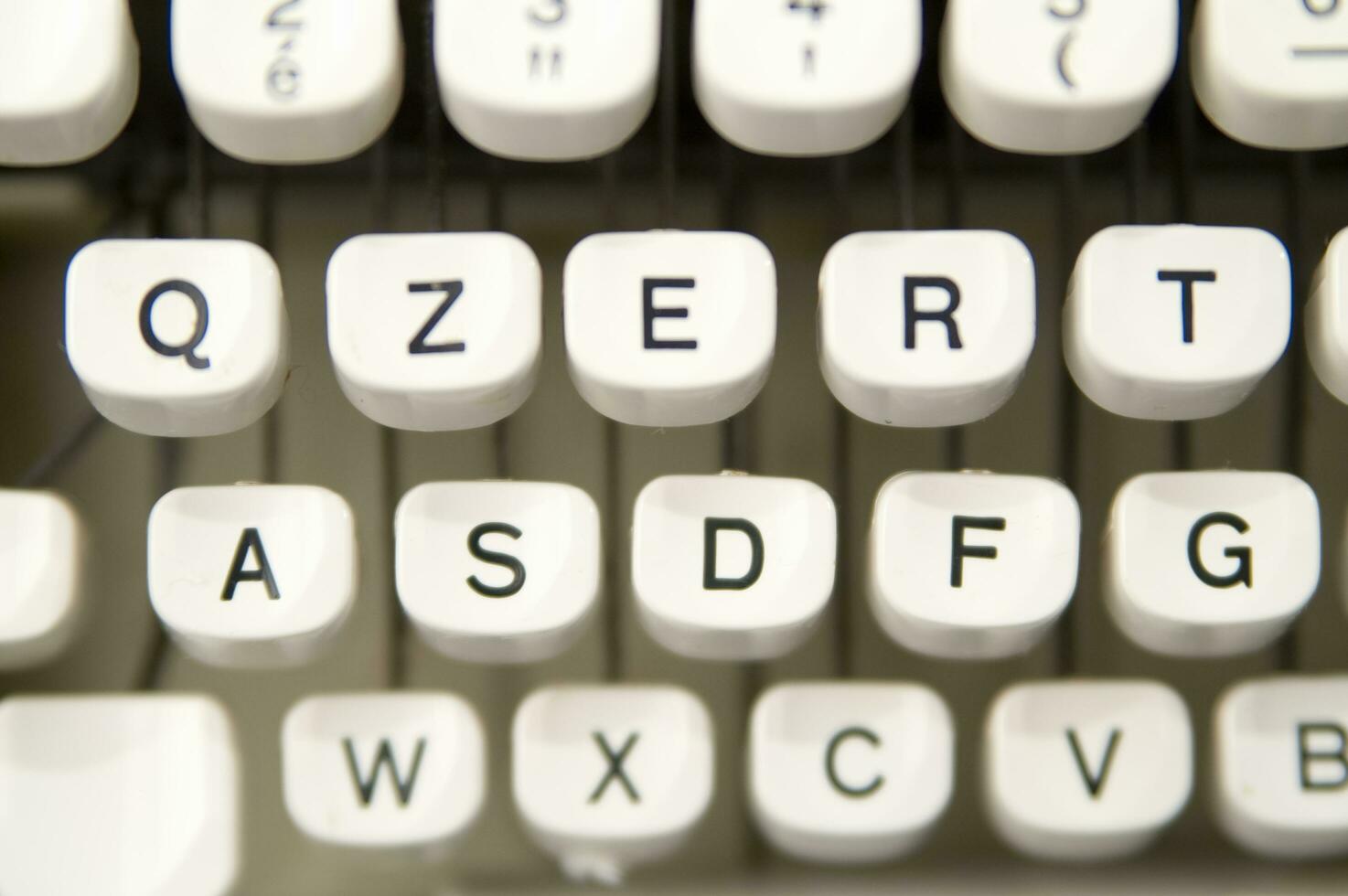 a close up of a typewriter keyboard with the letters oop photo