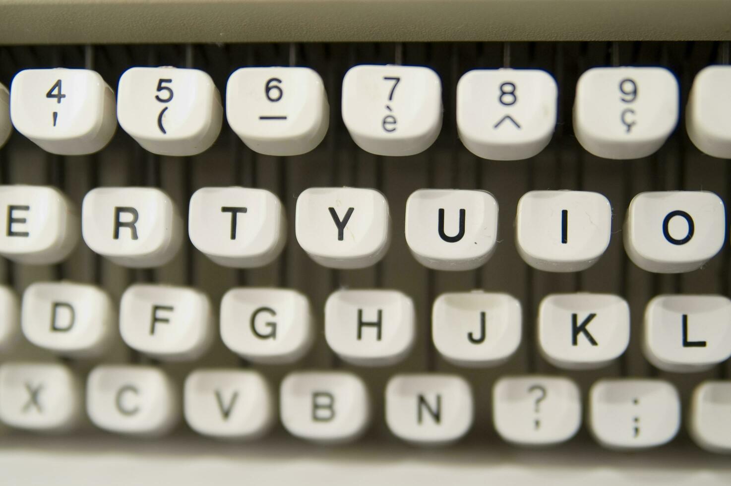 a close up of a typewriter keyboard with the letters oop photo