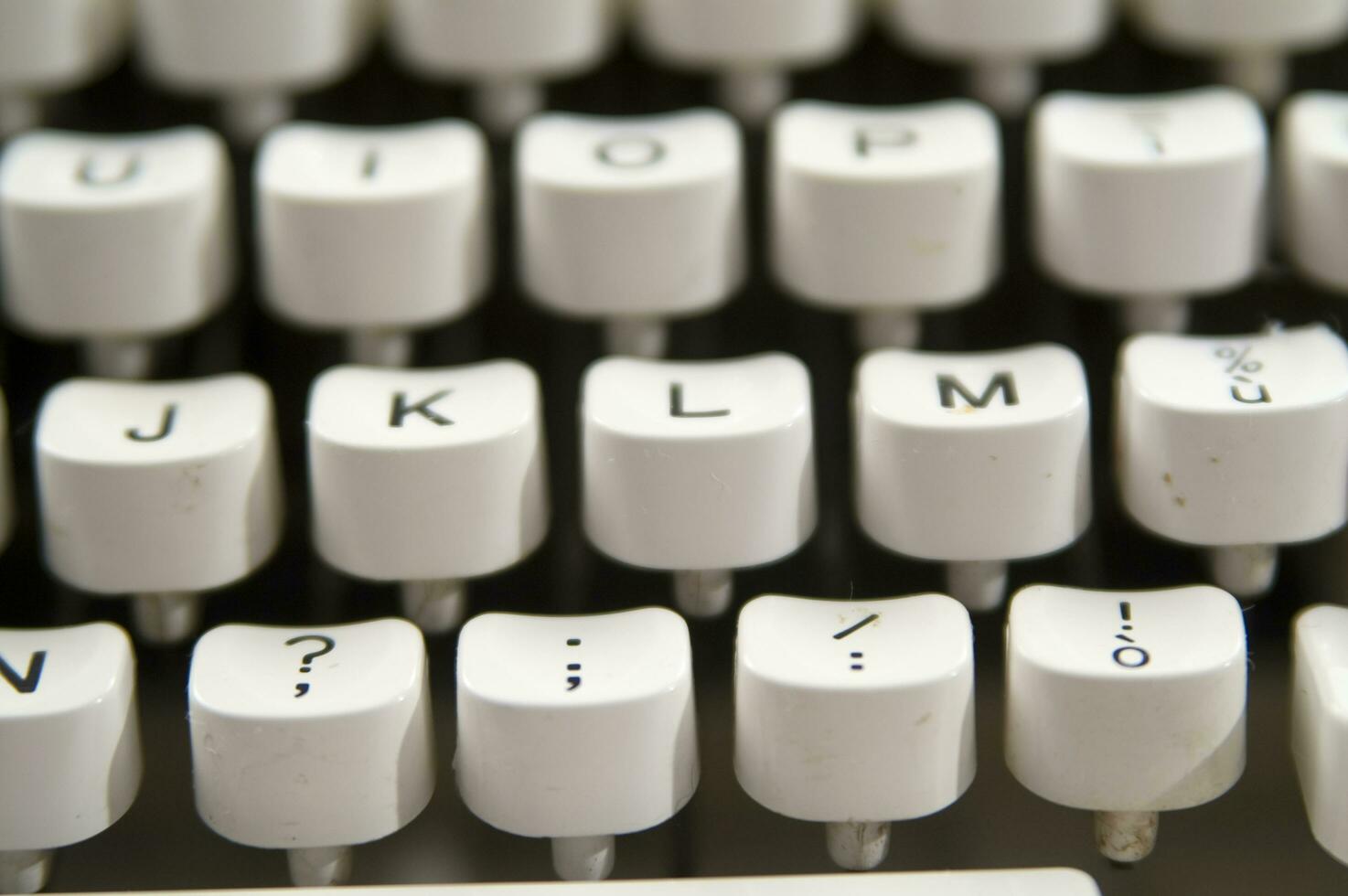 un cerca arriba de un máquina de escribir teclado con el letras oop foto