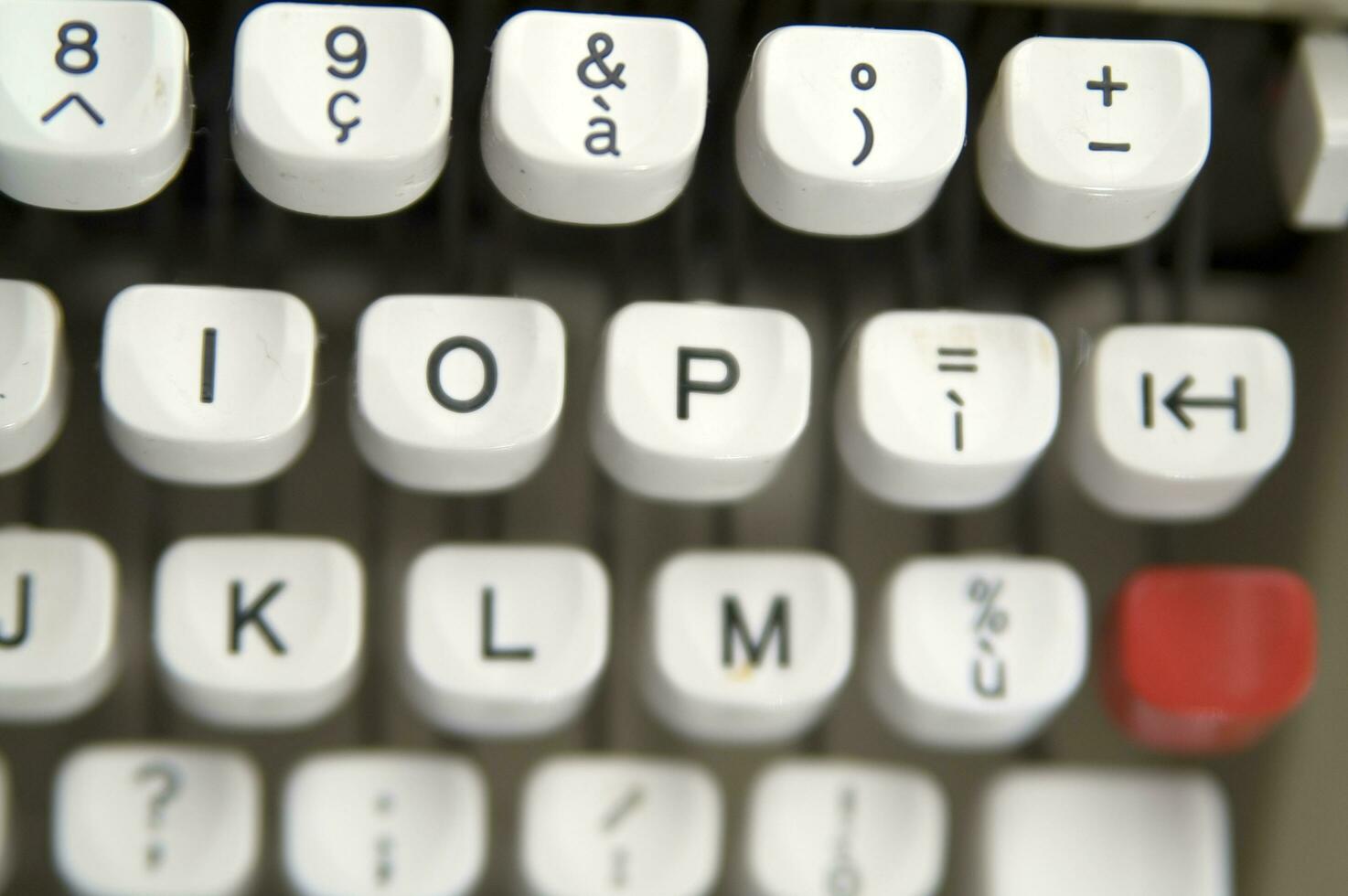 un cerca arriba de un máquina de escribir teclado con el letras oop foto