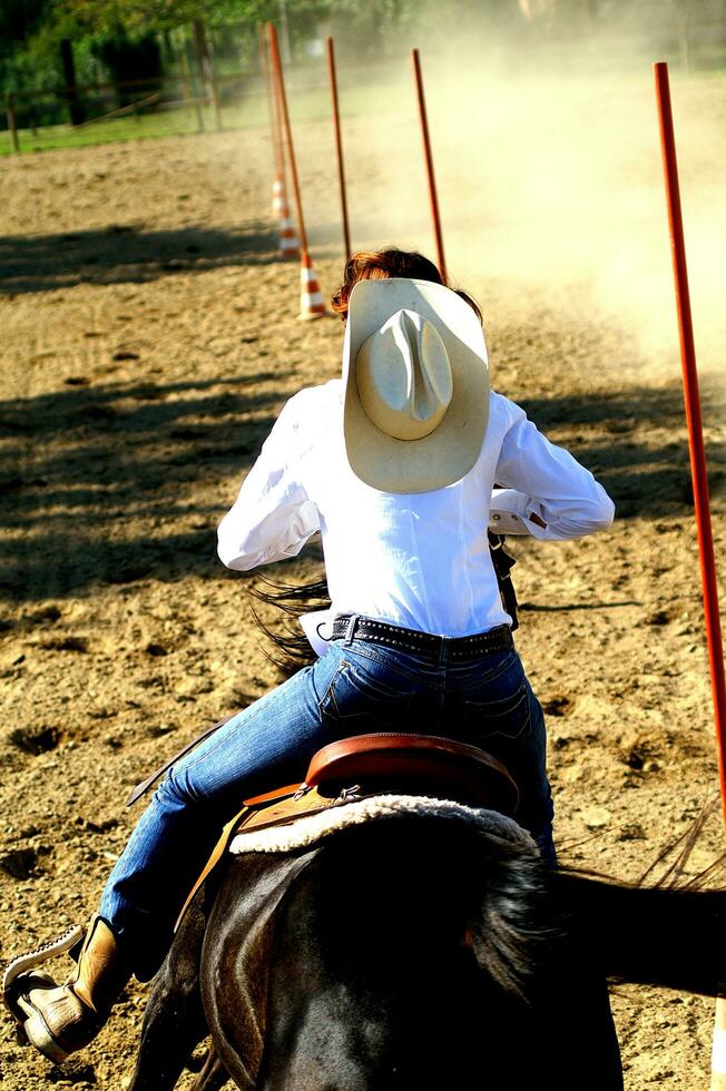 un persona montando un caballo foto