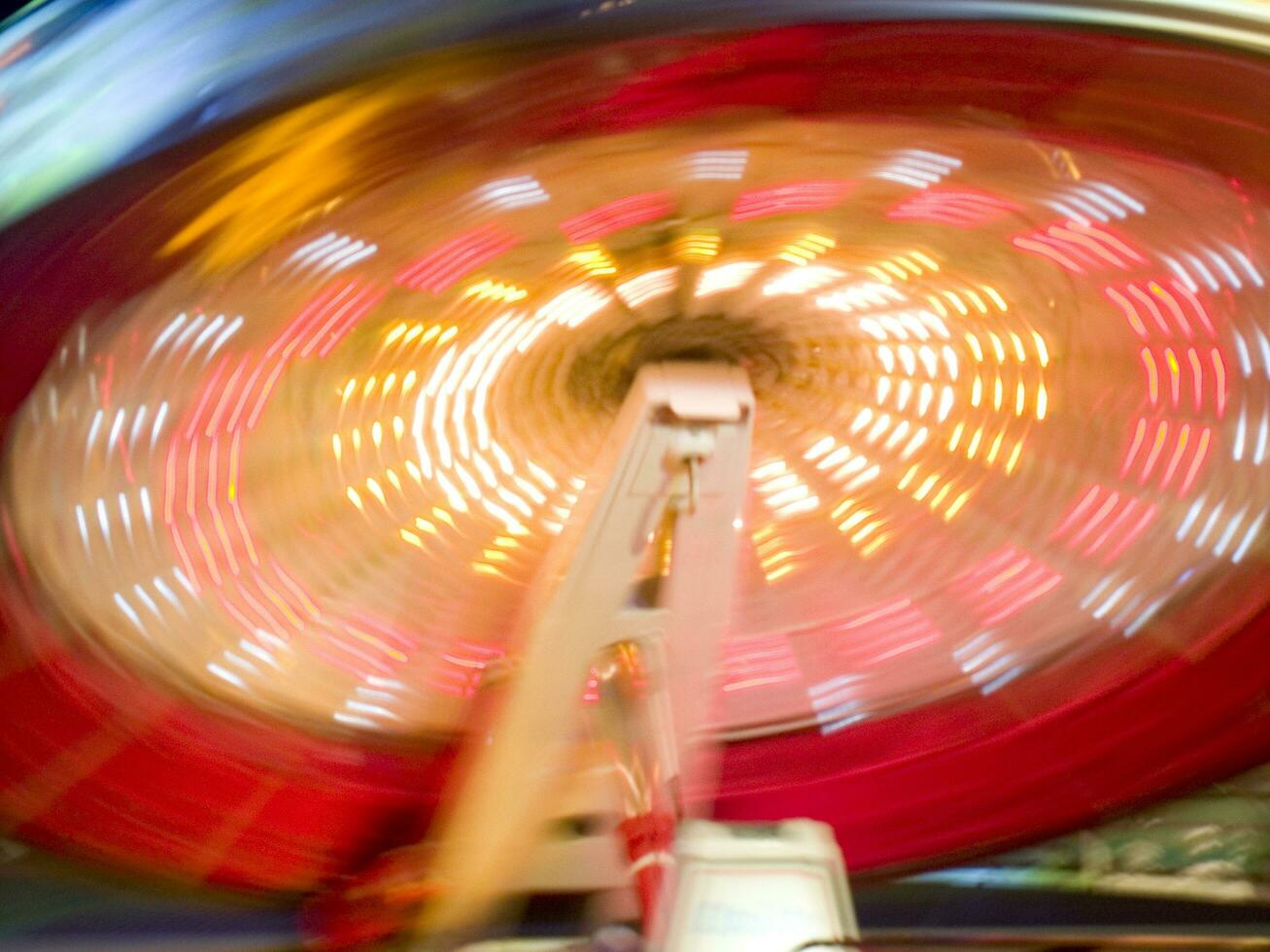 ver de un parque de atracciones a noche foto