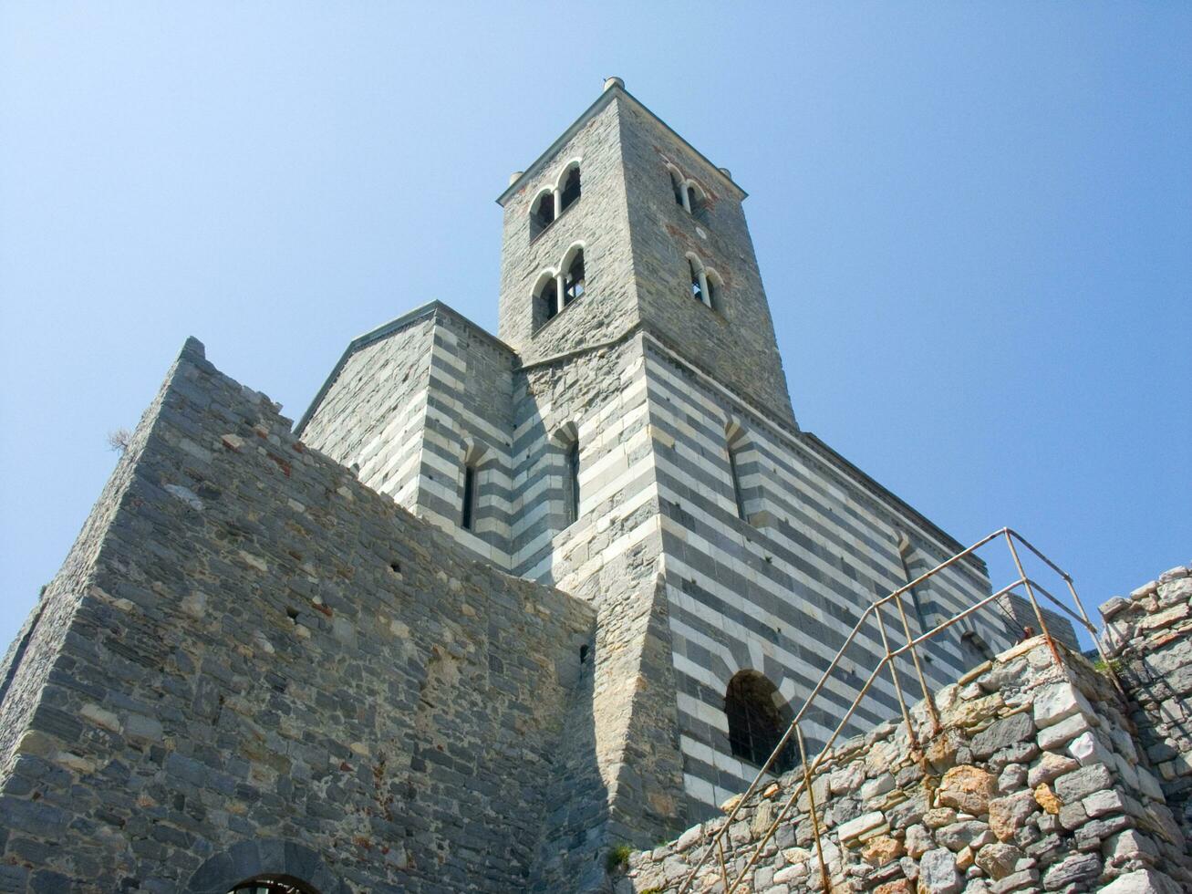 el Iglesia de el playa pueblo de portovenere liguria foto