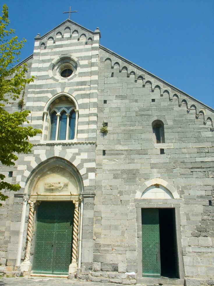 un Iglesia con un reloj en el lado foto