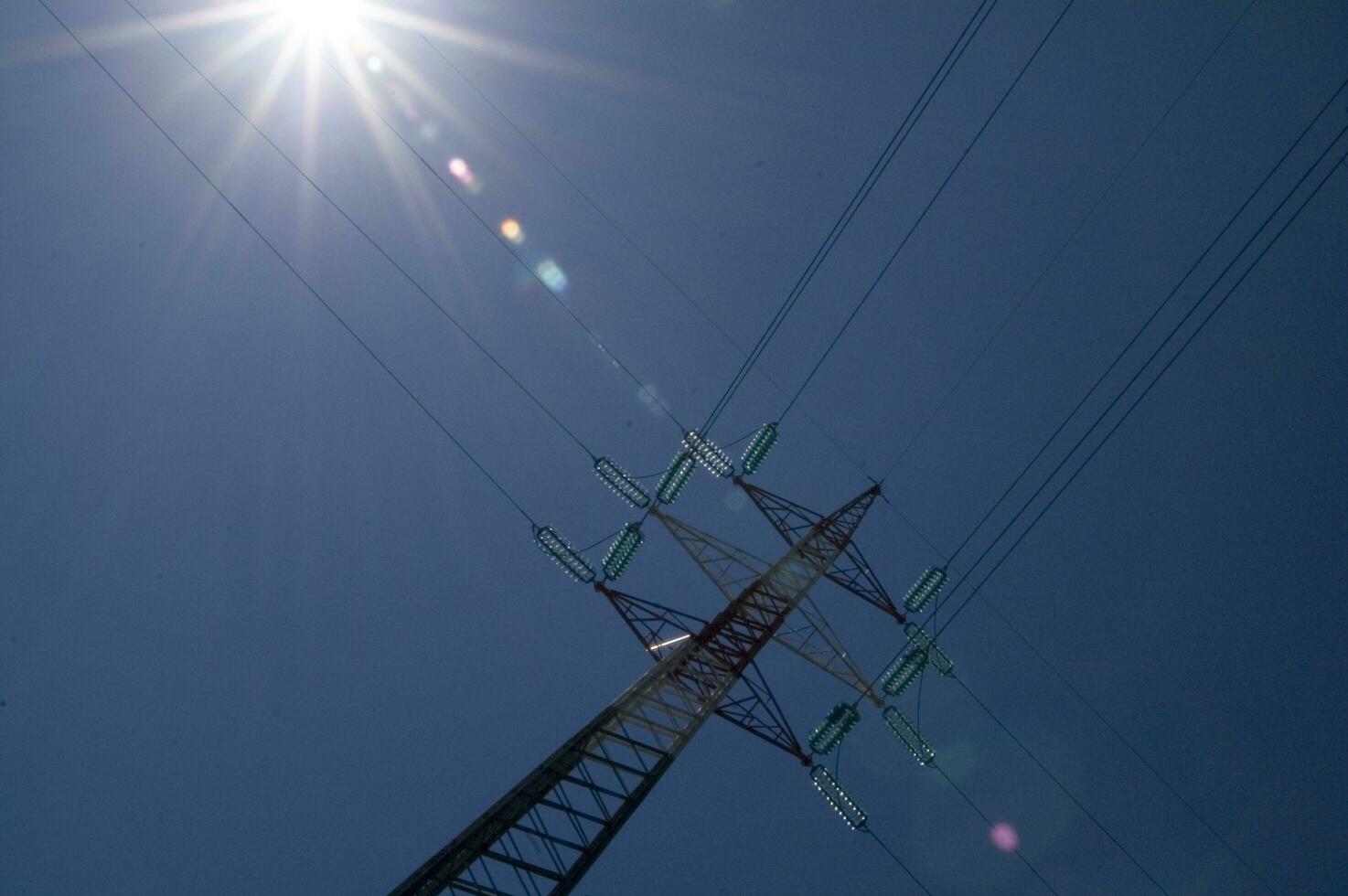 un alto voltaje poder línea con alambres y polos foto