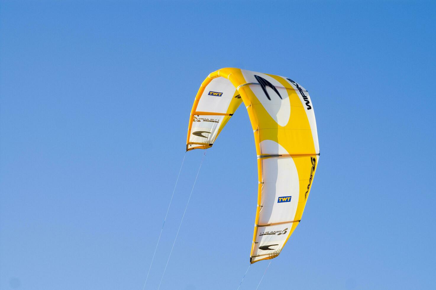 un persona parasailing en el Oceano foto