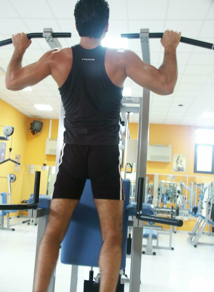 un fila de pesas en un estante en un gimnasio foto