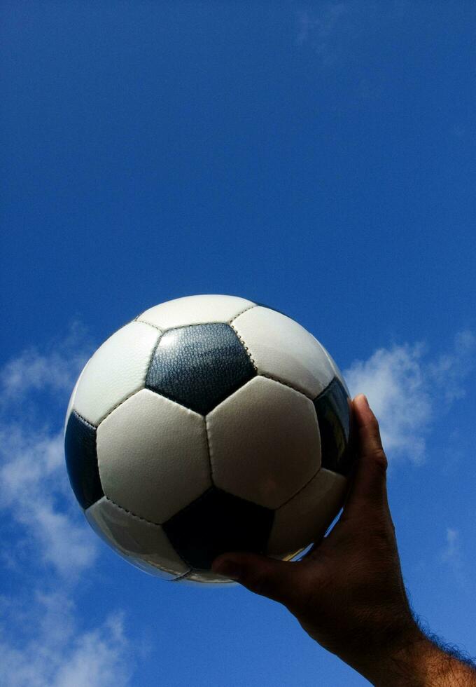 un cerca arriba de un fútbol pelota con cuero foto