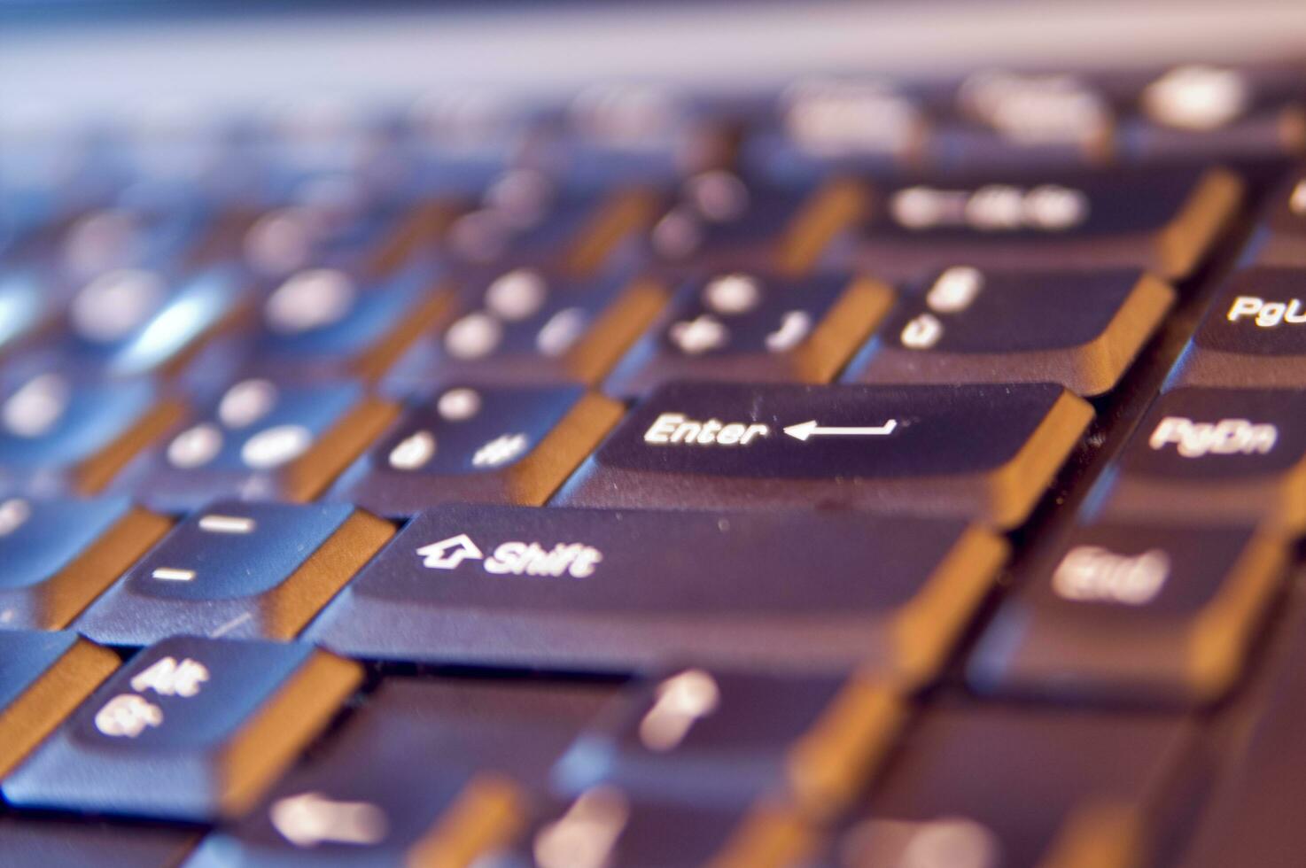 un cerca arriba de un teclado en un ordenador portátil computadora foto