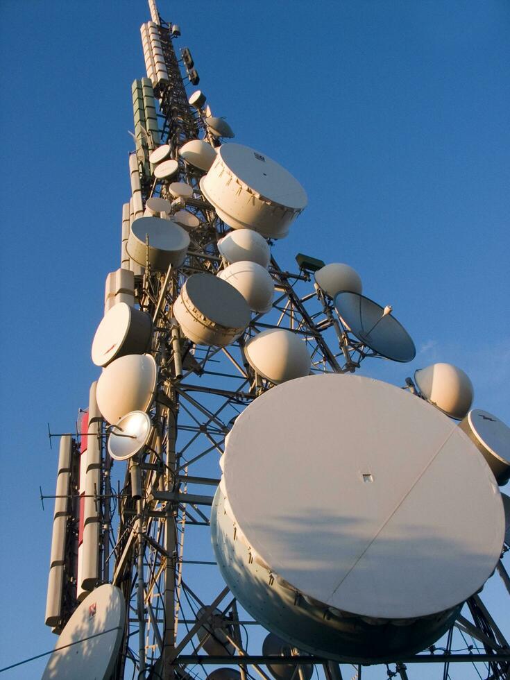 un torre con muchos diferente tipos de antenas foto