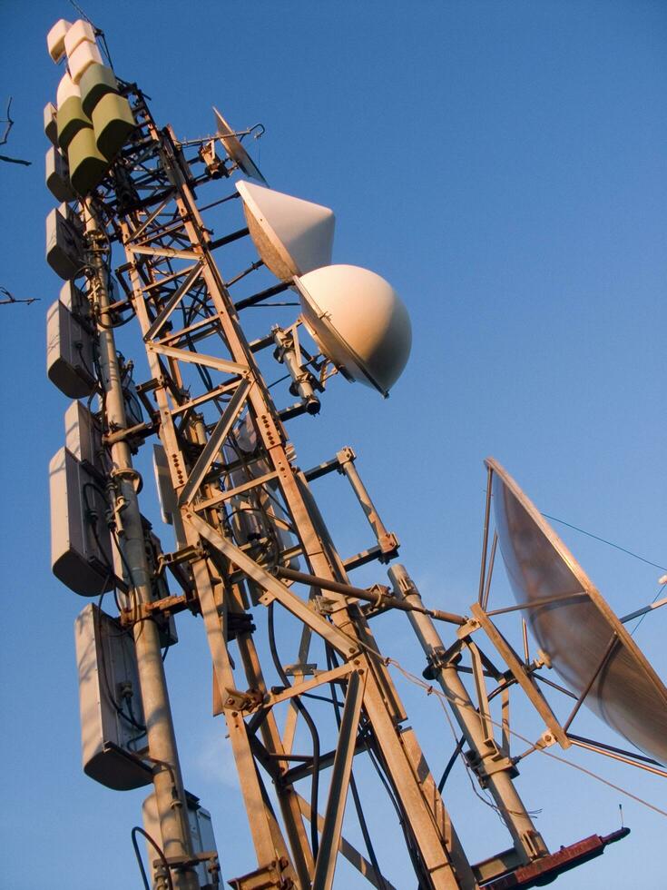 un torre con muchos diferente tipos de antenas foto