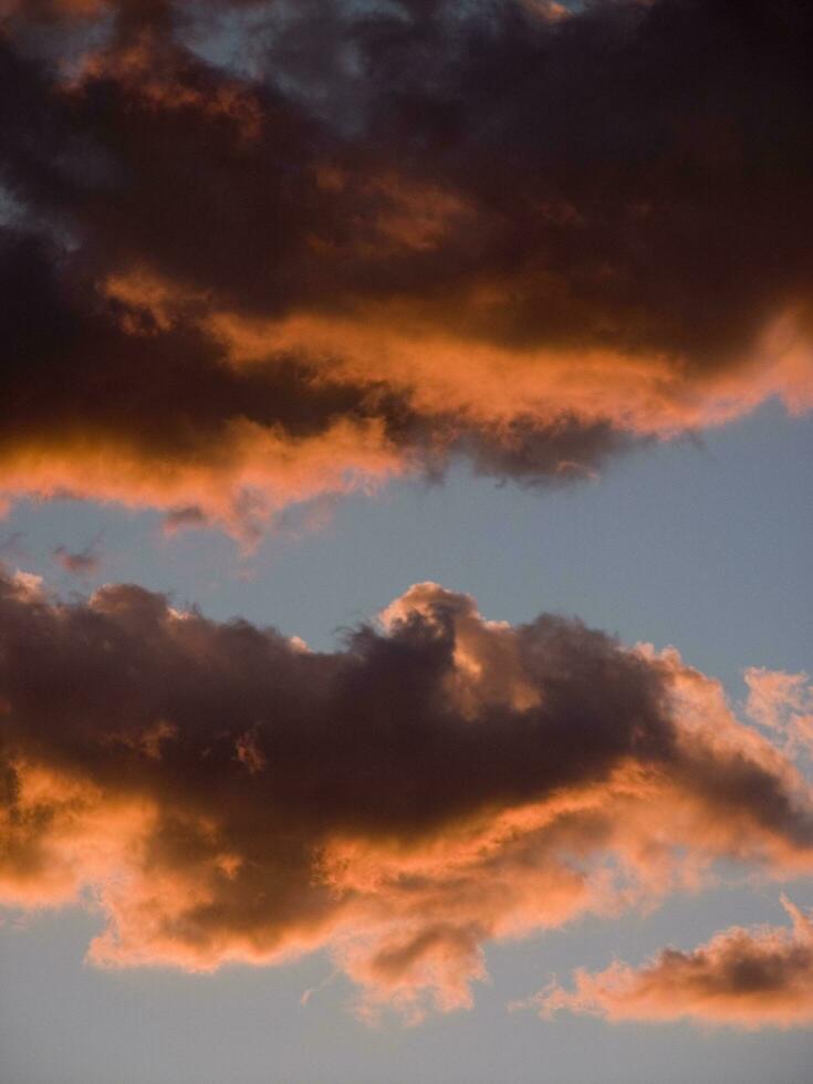 un chorro avión volador mediante un nublado cielo foto