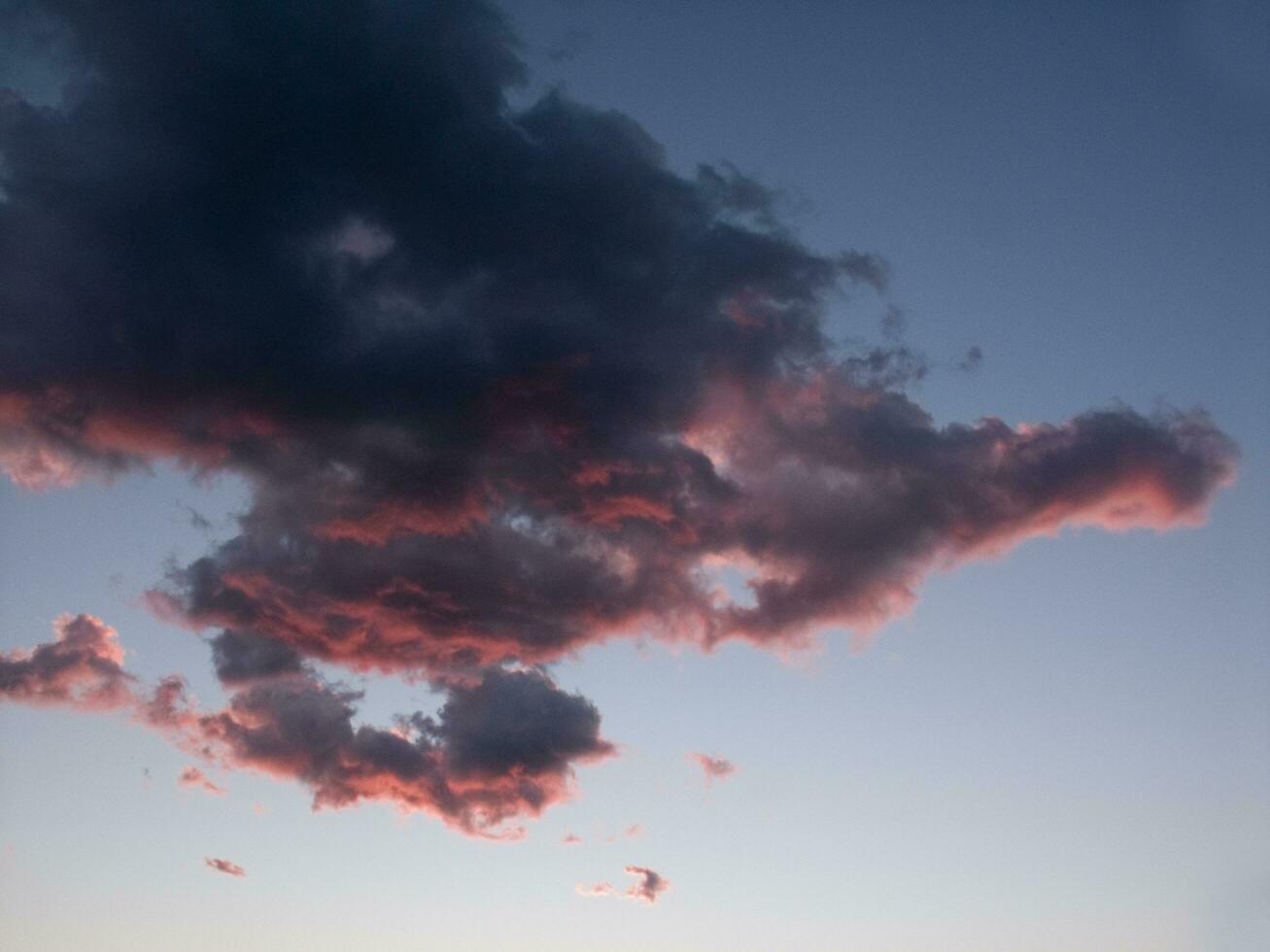 un chorro avión volador mediante un nublado cielo foto