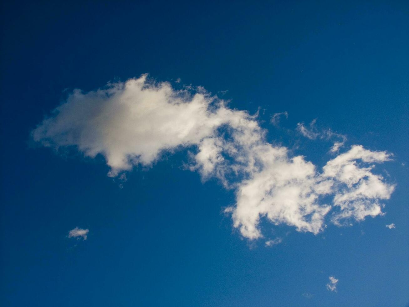 un chorro avión volador mediante un nublado cielo foto