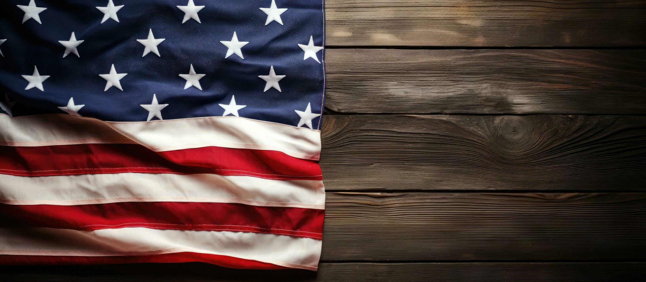muestra el americano bandera en un antiguo de madera fondo, con espacio para texto. eso es un de cerca imagen foto