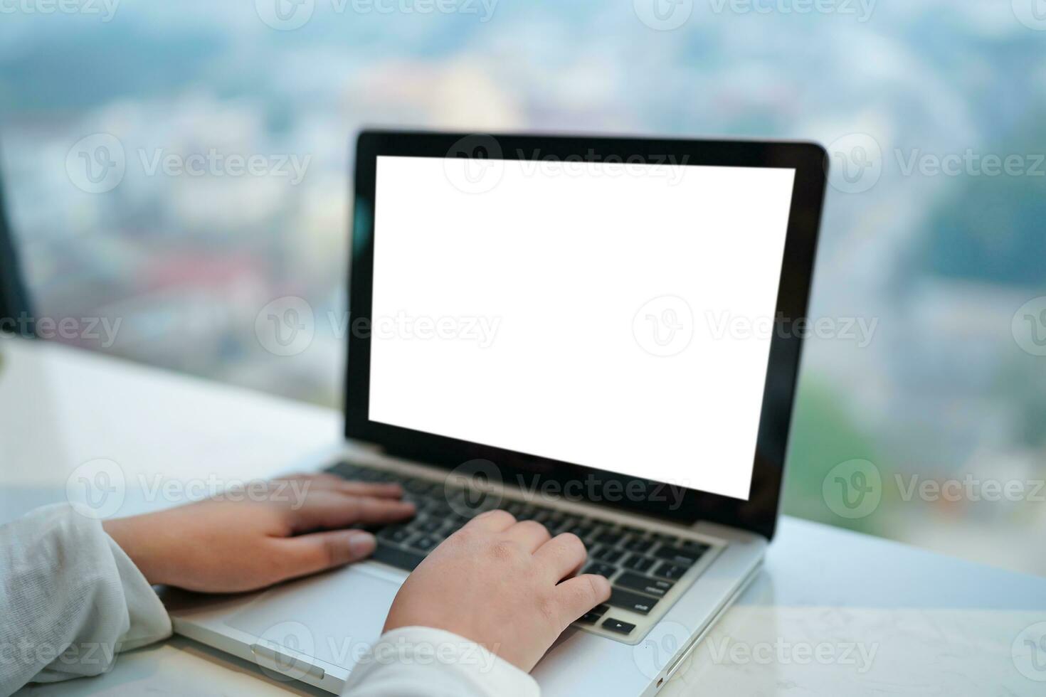 mujer trabajando por utilizando ordenador portátil blanco pantalla computadora . manos mecanografía en un tecnología de teclado comercio electrónico concepto. foto