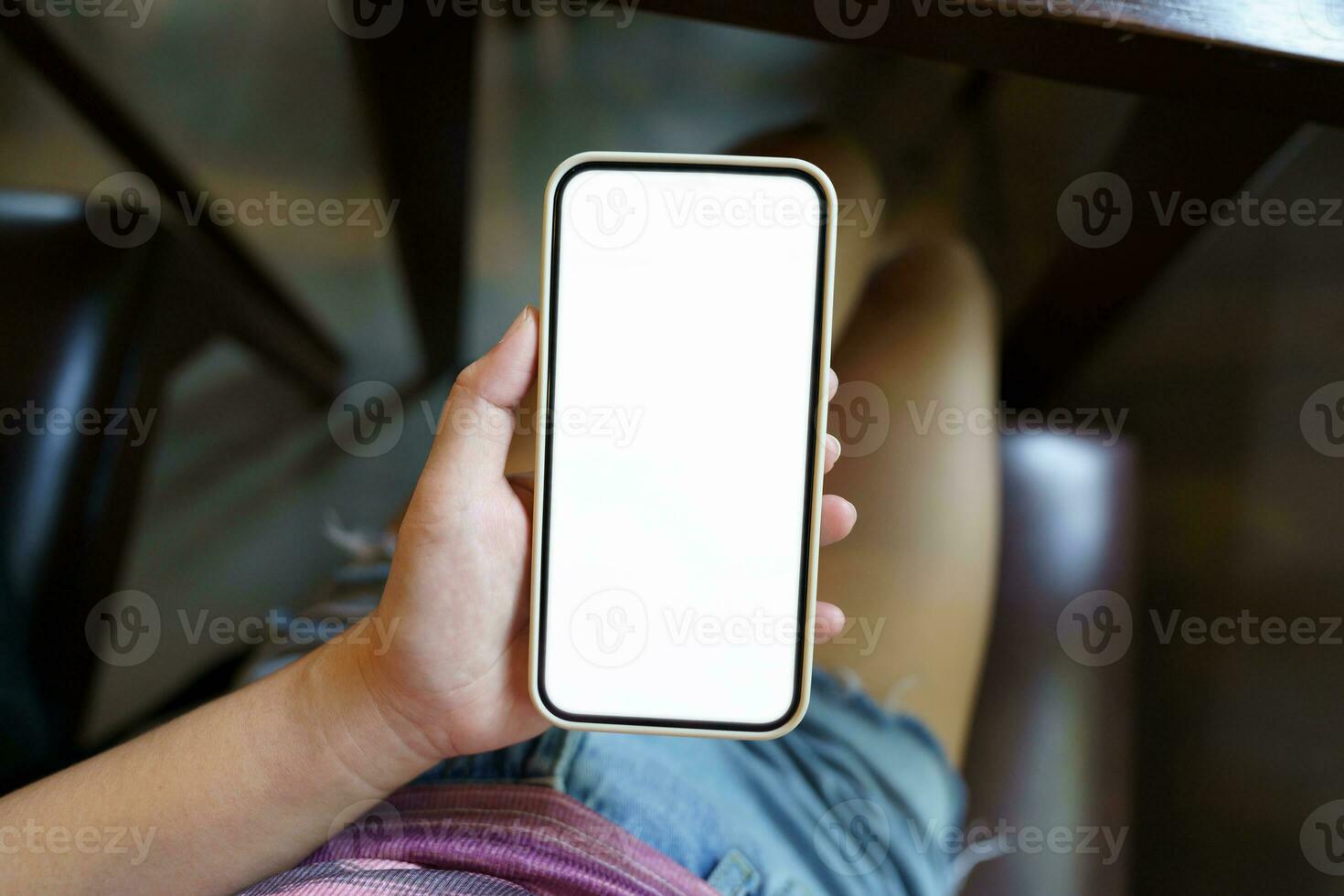 cerca arriba de De las mujeres manos participación célula teléfono blanco Copiar espacio pantalla. inteligente teléfono con tecnología concepto foto