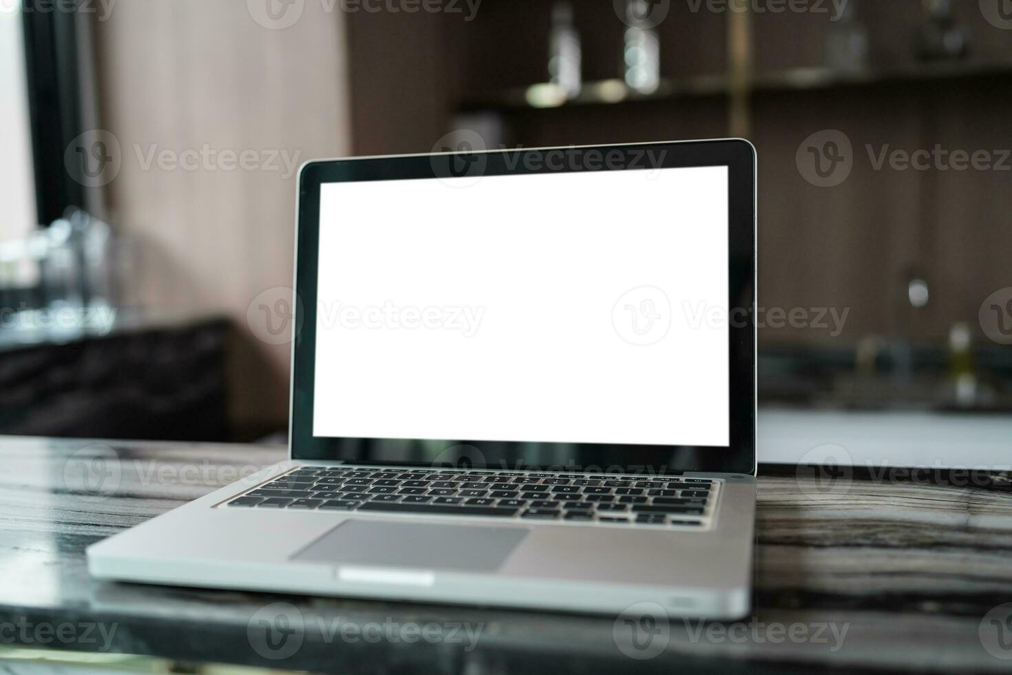 ordenador portátil con burlarse de arriba blanco pantalla en mesa en frente de café espacio para texto. producto monitor computadora ordenador portátil montaje- tecnología concepto foto