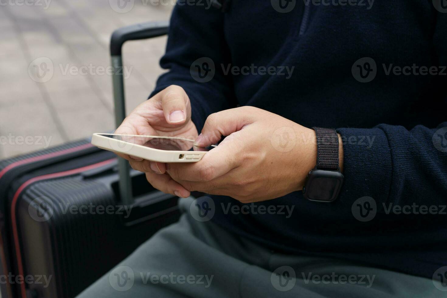 hombre en céntrico ciudad calle ordenando Taxi utilizando inteligente teléfono aplicación reserva Taxi utilizando solicitud en línea en inteligente teléfono foto