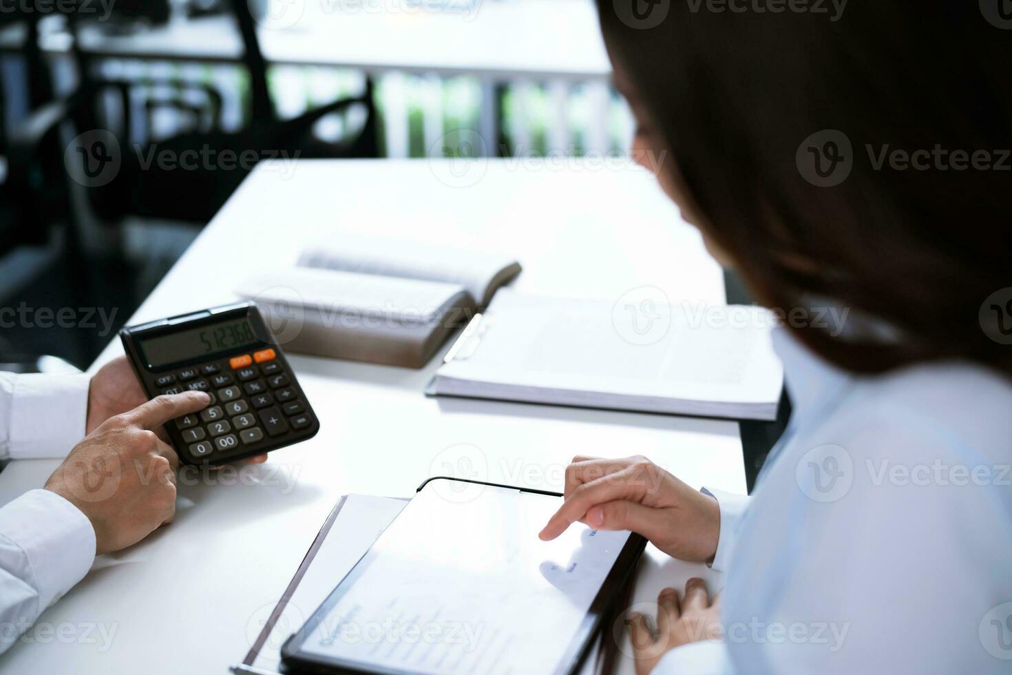 negocio personas reunión diseño ideas profesional inversor trabajando nuevo comienzo arriba proyecto. empresario y mujer de negocios trabajando juntos reunión concepto foto