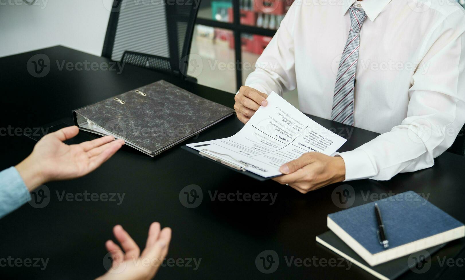 examinador leyendo un currículum durante trabajo entrevista a oficina negocio y humano recursos concepto. foto