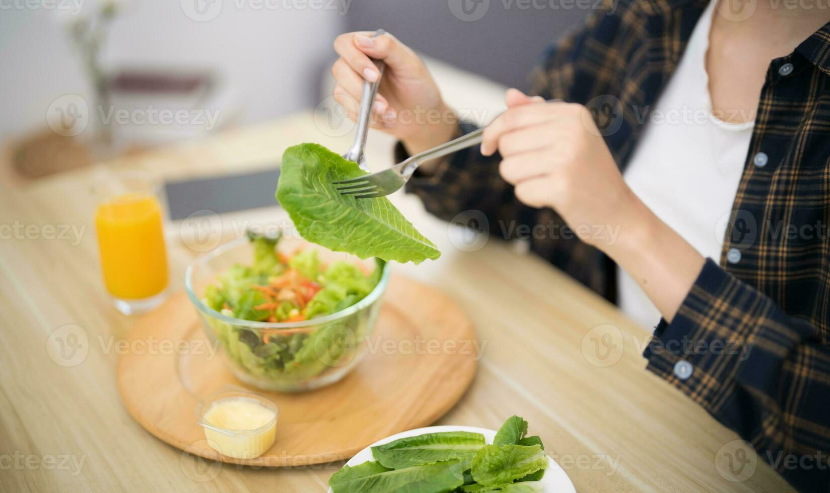 Asian woman dieting Weight loss eating fresh fresh homemade salad healthy eating concept photo