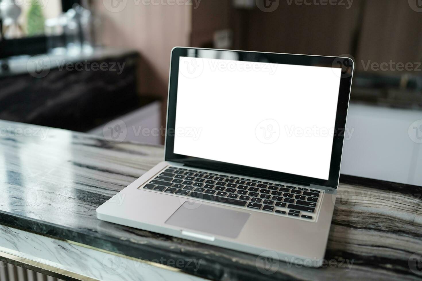 ordenador portátil con burlarse de arriba blanco pantalla en mesa en frente de café espacio para texto. producto monitor computadora ordenador portátil montaje- tecnología concepto foto