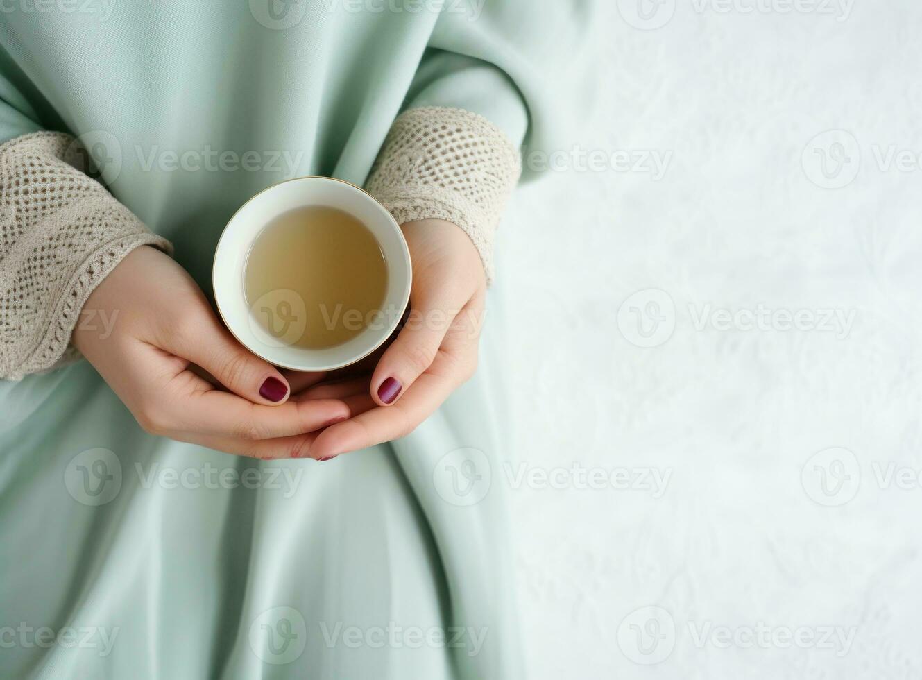 niña con taza de café foto