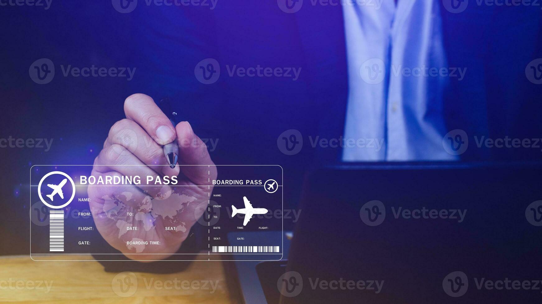 empresario conmovedor con embarque pasar Entradas aire viaje concepto, elegir comprobación electrónico vuelo boleto, reserva boleto en línea vuelo viaje concepto foto