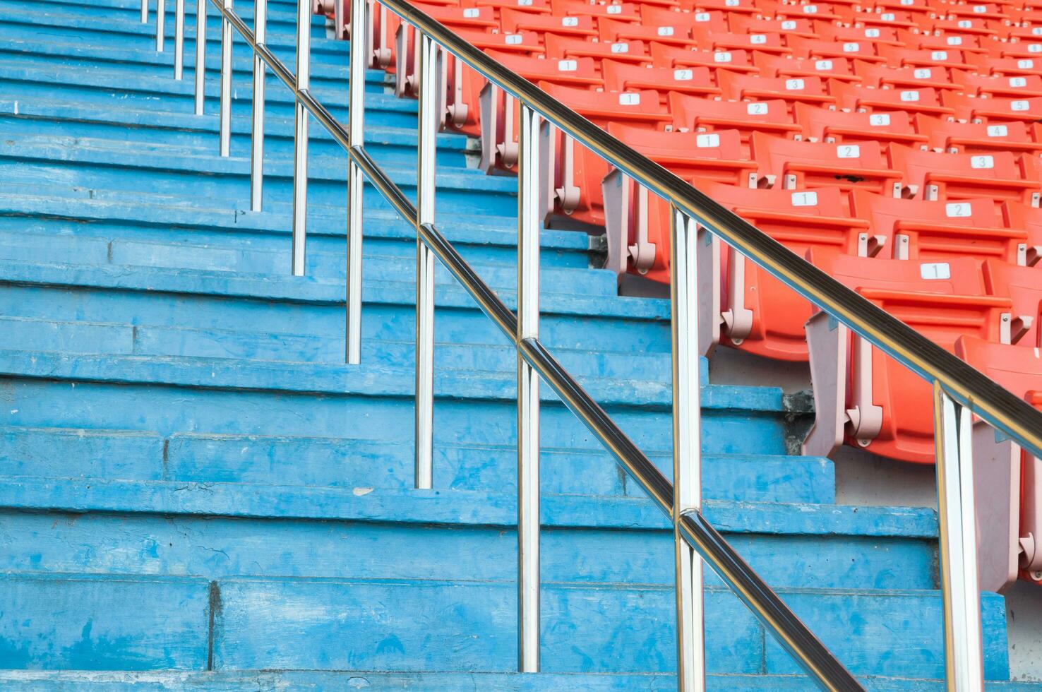 vacío naranja asientos a estadio,filas pasarela de asiento en un fútbol estadio foto