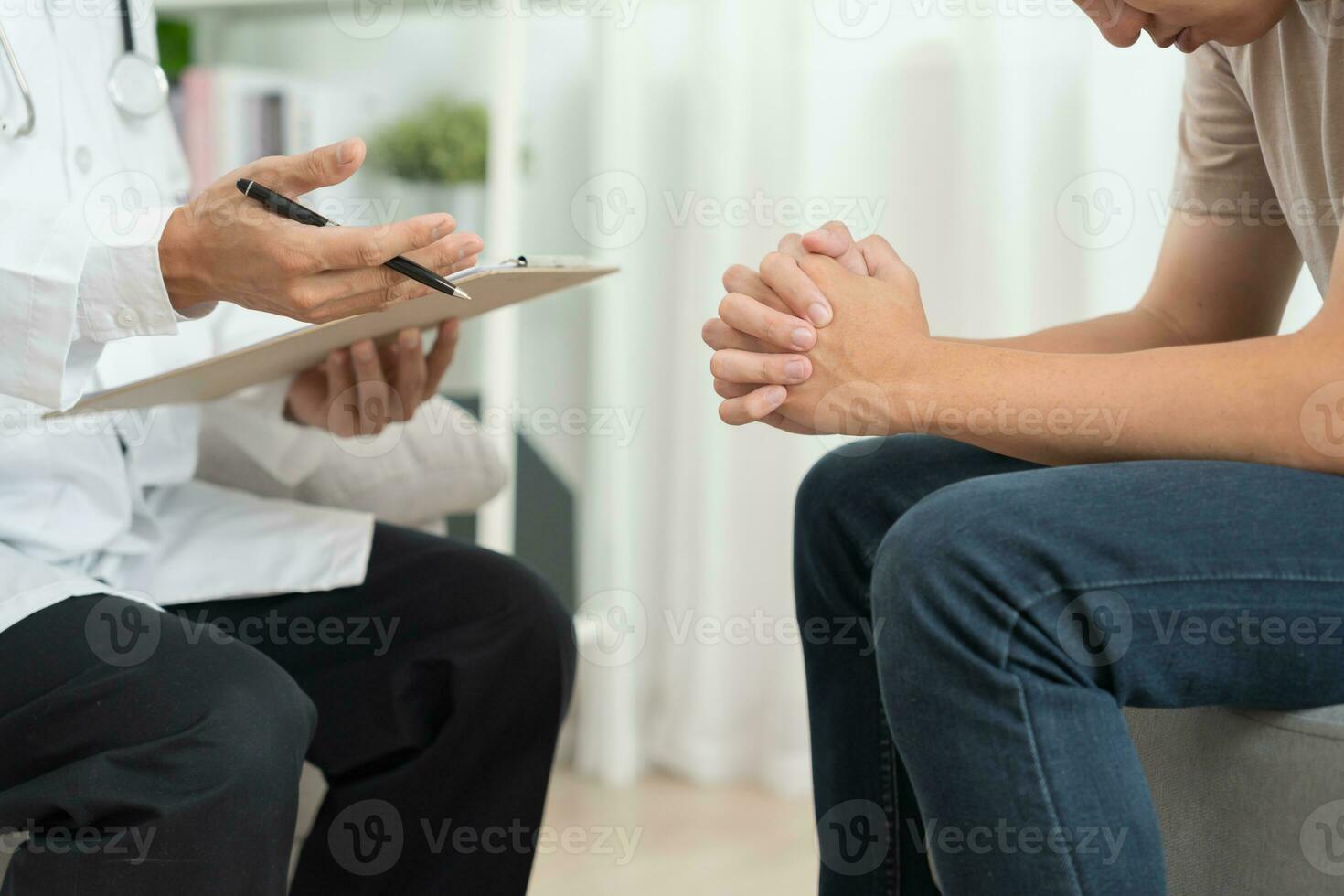 hombre con mental salud problemas es consultante. psiquiatra es grabación el del paciente condición para tratamiento. ánimo, amor y familia problema, bipolar , depresión paciente, proteger suicidio foto