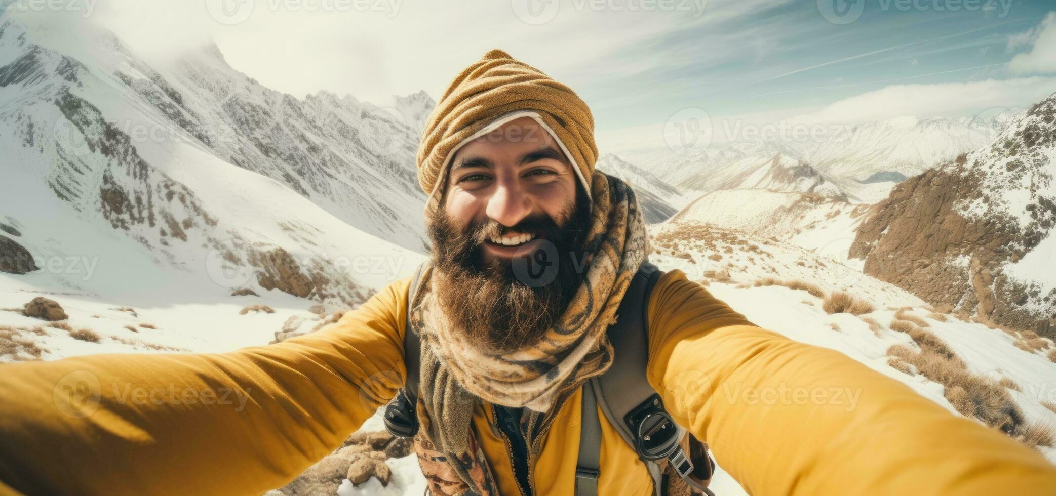 contento hombre en pie en montaña foto