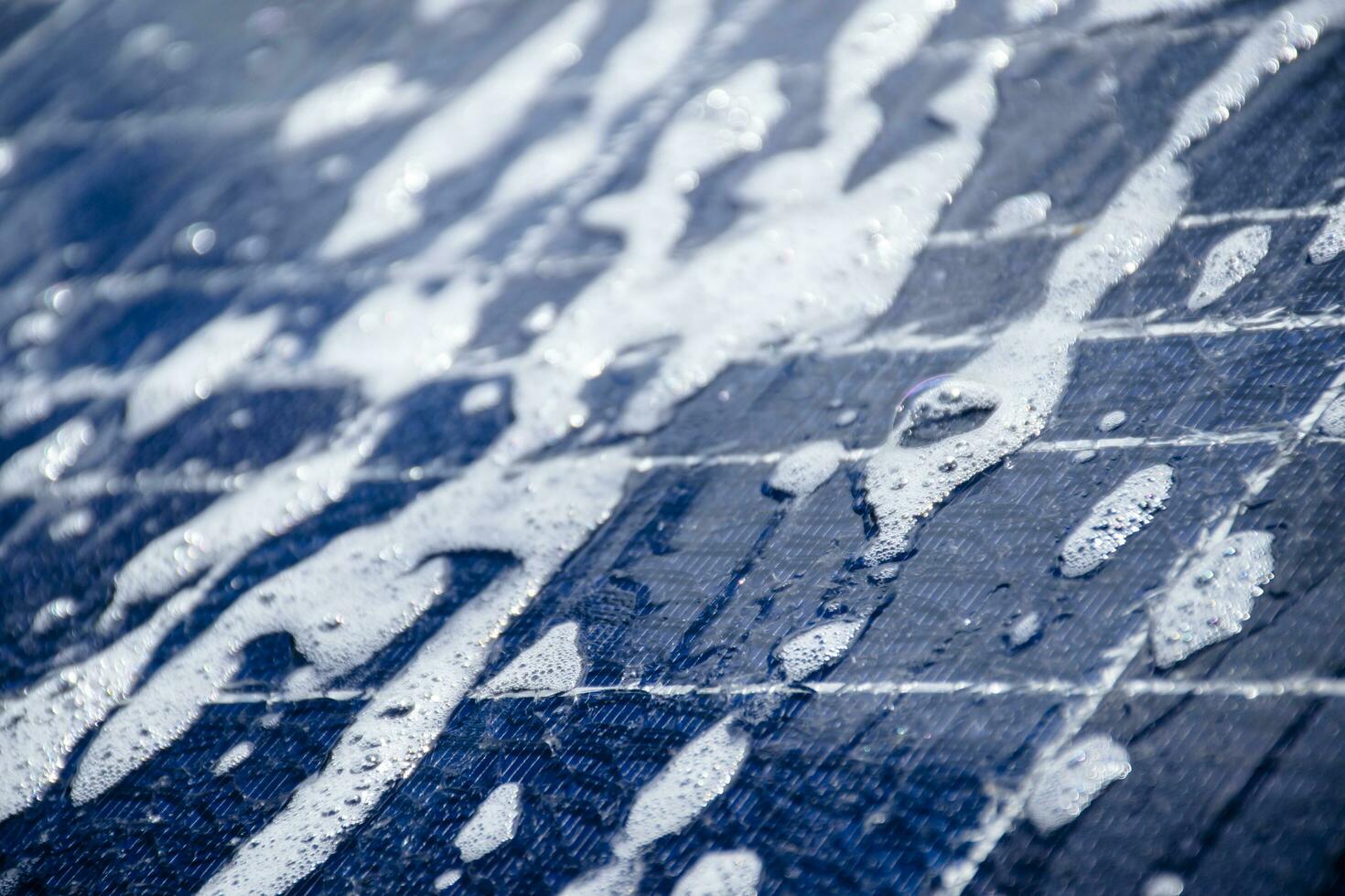 frente y Superior superficie de fotovoltaica o solar célula panel cuales Lavado por agua y jabón a salvar y utilizar eso para un largo tiempo, suave y selectivo enfocar. foto